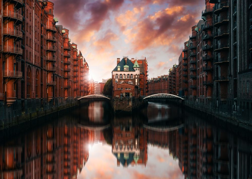 Hamburg's Crossing: Poggenmühlenbrücke in Perspective