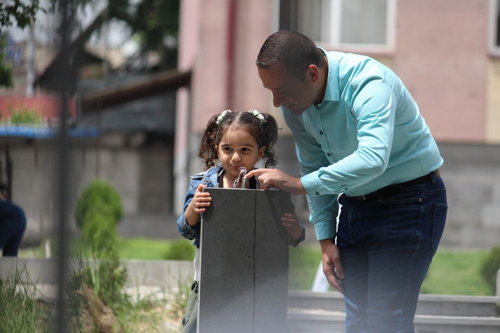 Заботливый папа.