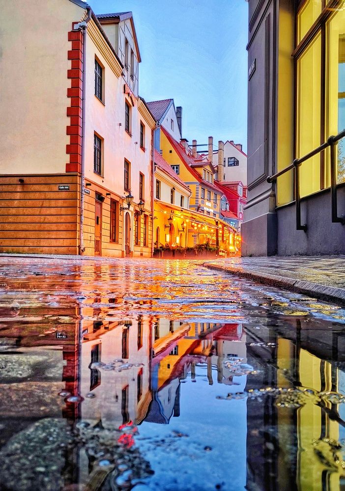 Отражая огни большого города.