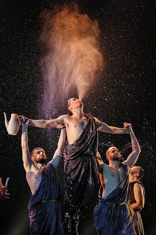 Шоу под дождём