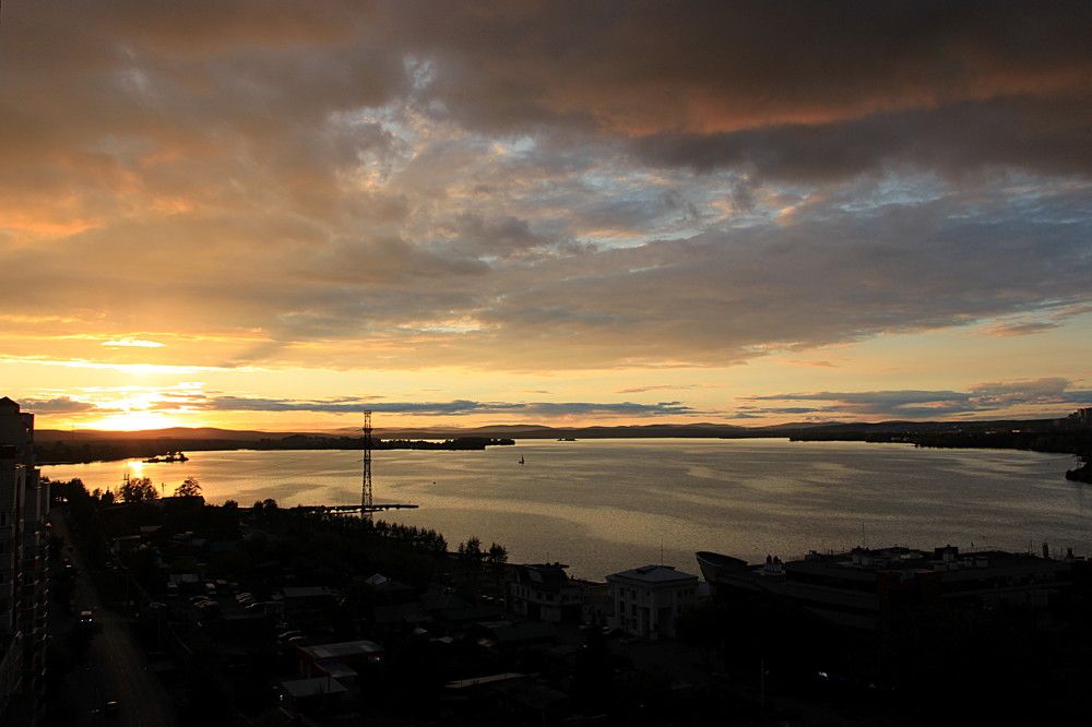 Город вот-вот накроет ночь.