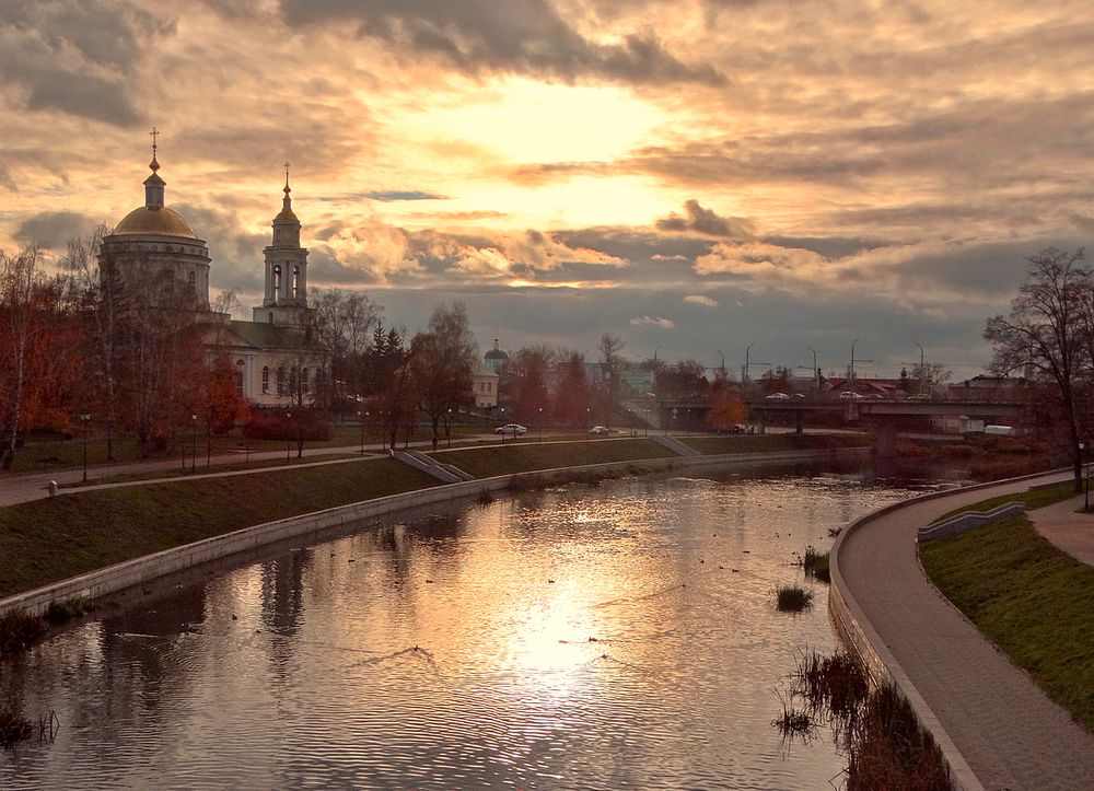 Вечерний город осенью