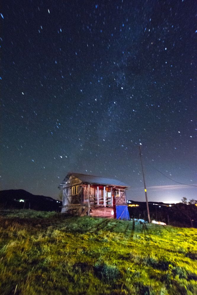 Yıldızlı gecede yayla evi