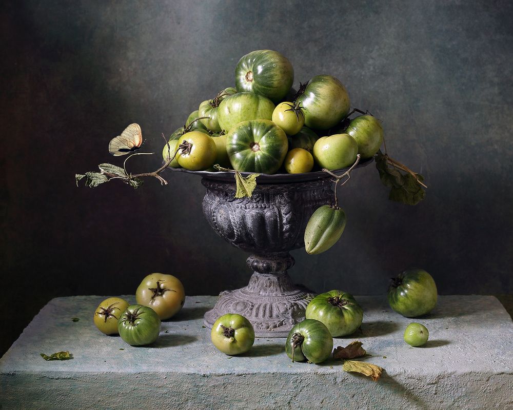 Маленький натюрморт с зелеными помидорами