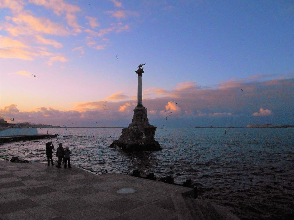 Закат в Севастополе, памятник затопленным кораблям