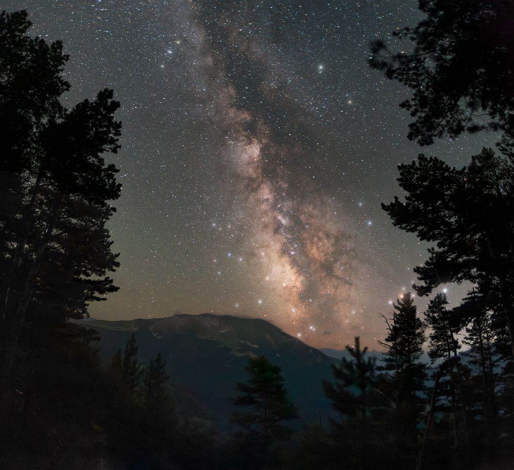 Млечный путь над горой Пастухова