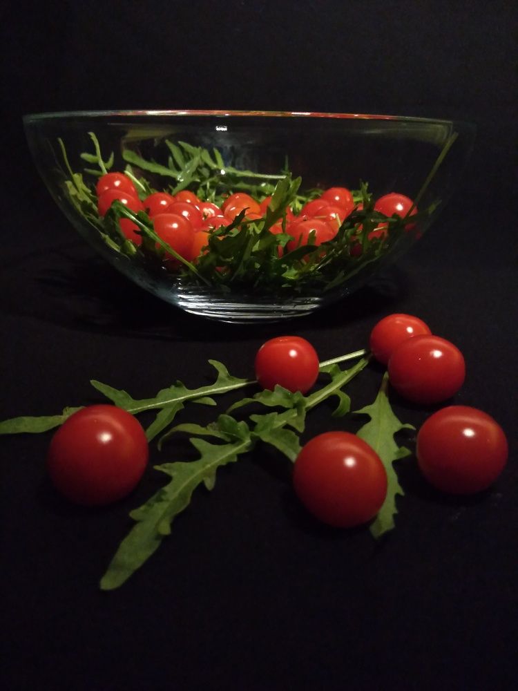 Натюрморт с помидорками черри и рукколой