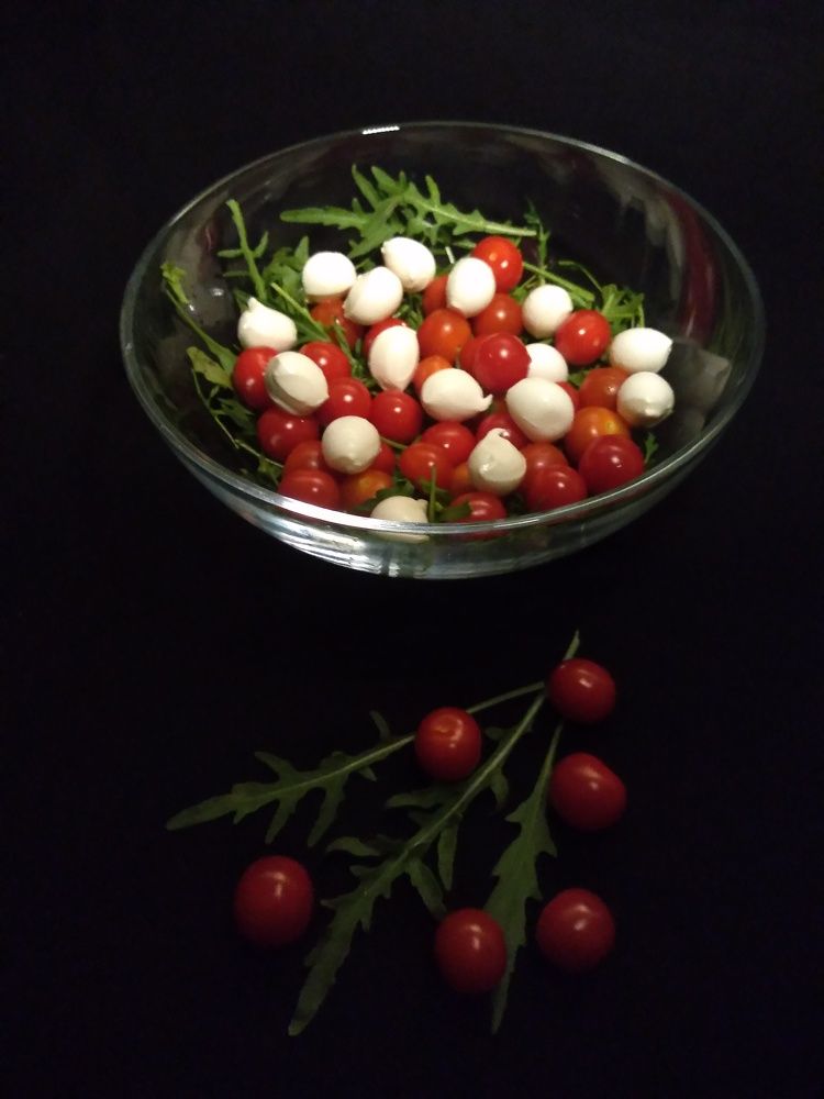 Моцарелла, черри и руккола