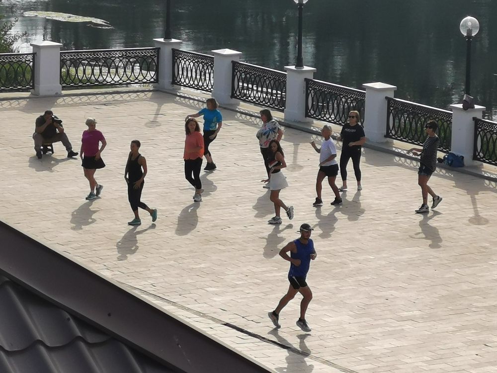 Бег на фоне азробики.