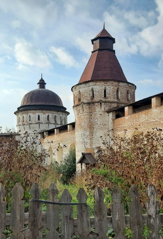 У стен Брисоглебского монастыря.