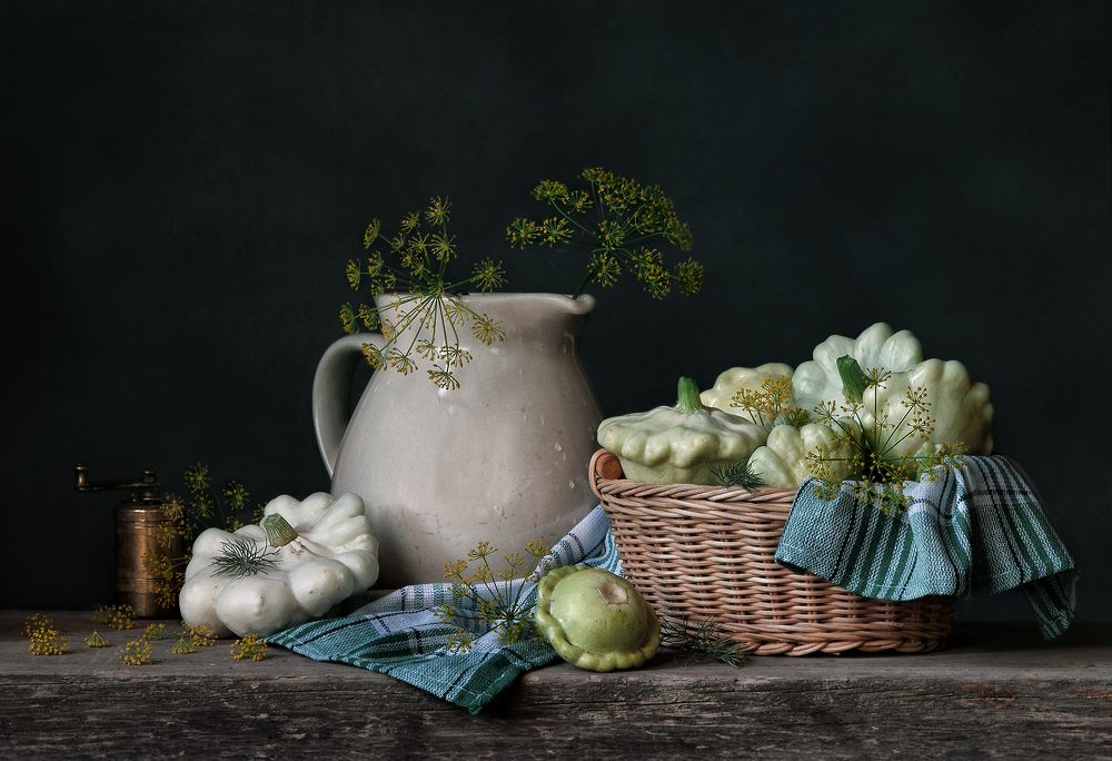 С кувшином и патиссонами