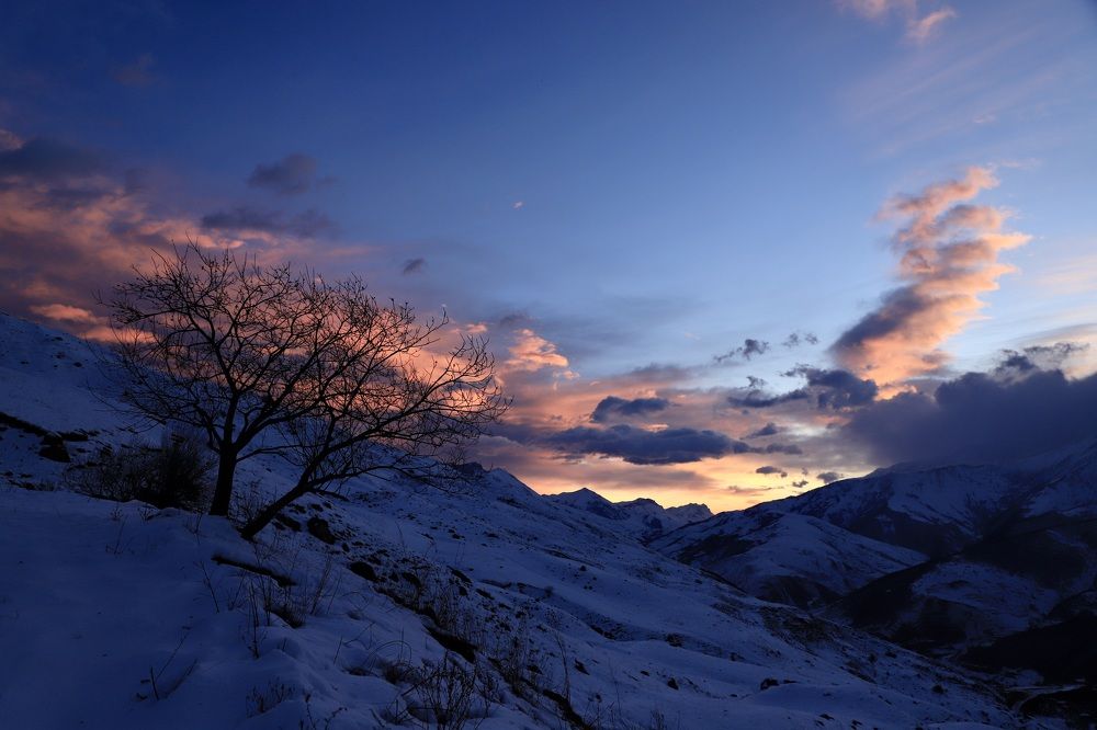 Яркий рассвет в горах Северной Осетии