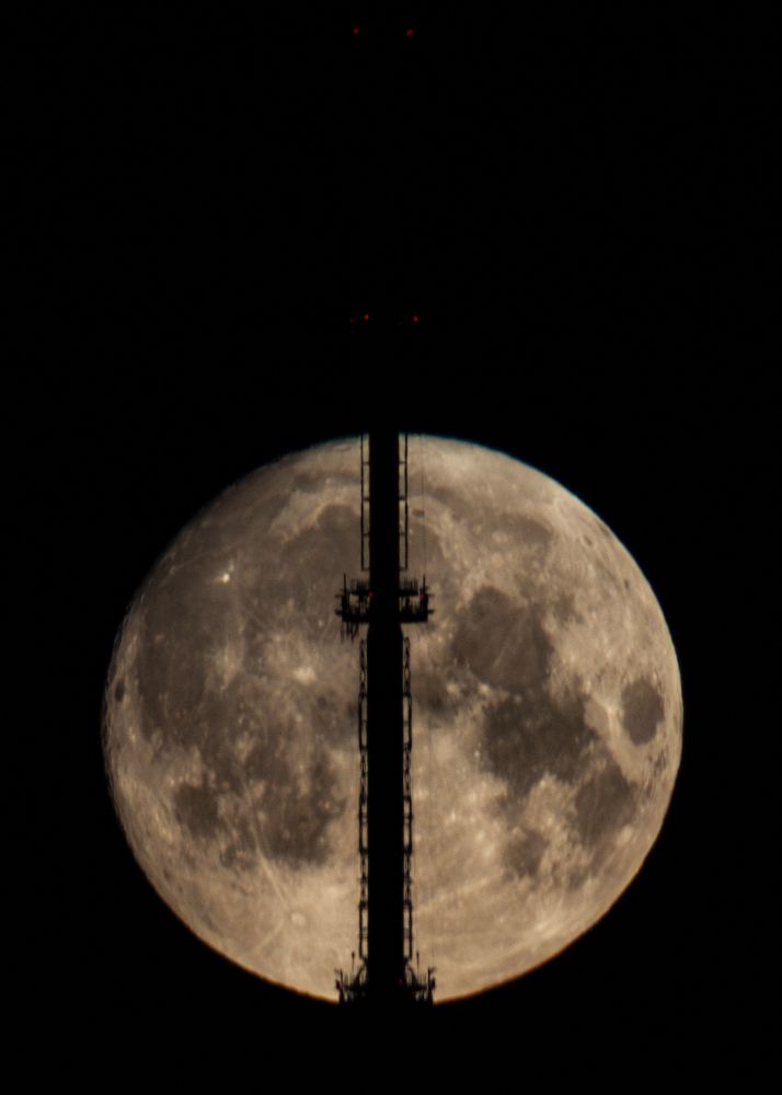 Луна на игле Останкинской телебашни