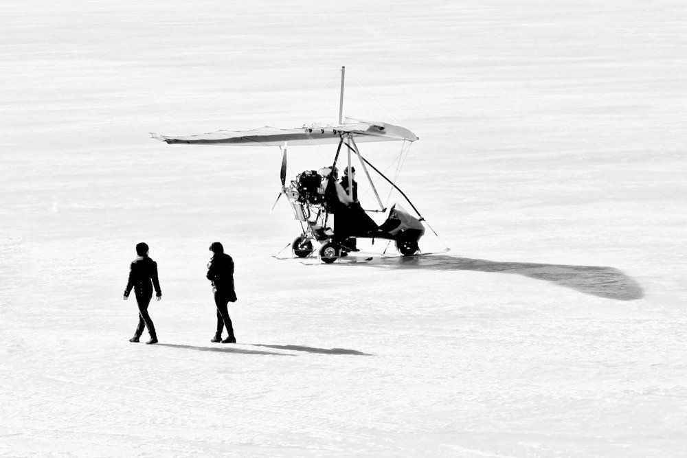 в разные стороны