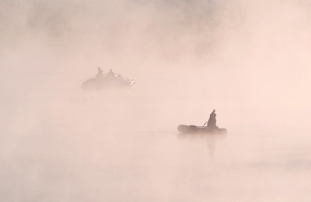 Рыбак фотографа видит из далека...