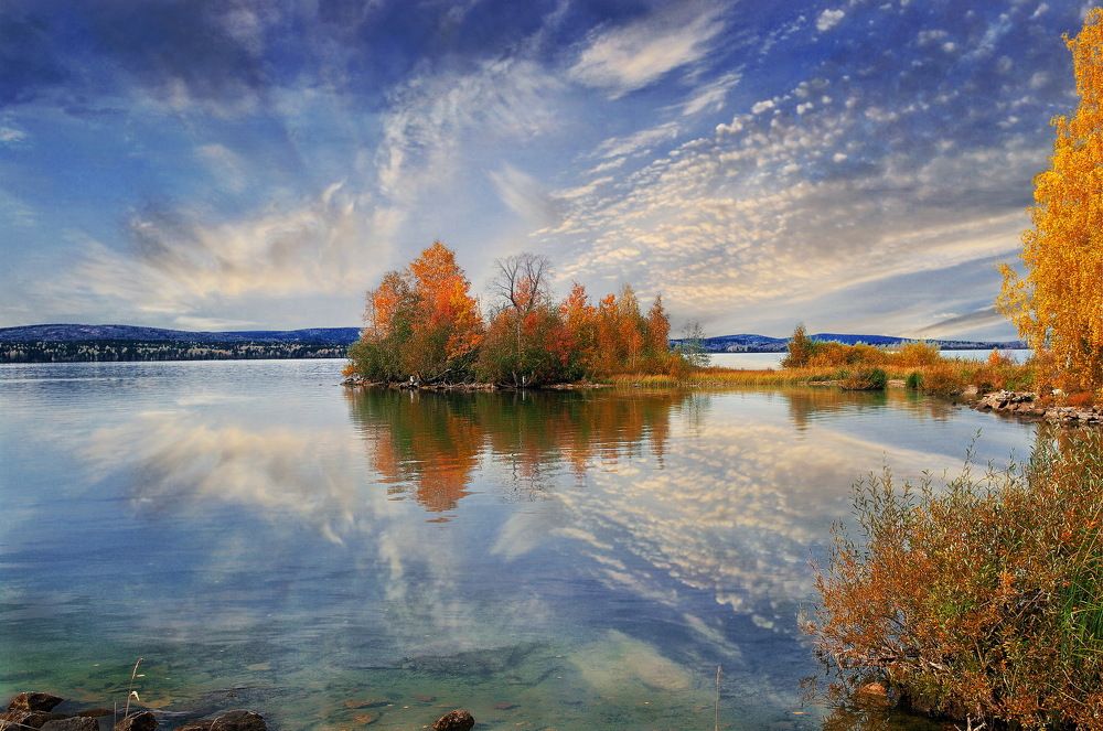 То ли в озеро небо упало, то ли озеро в небе плывёт...