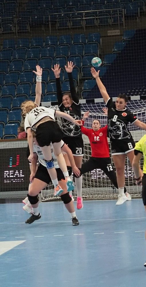 А мяч все равно выше