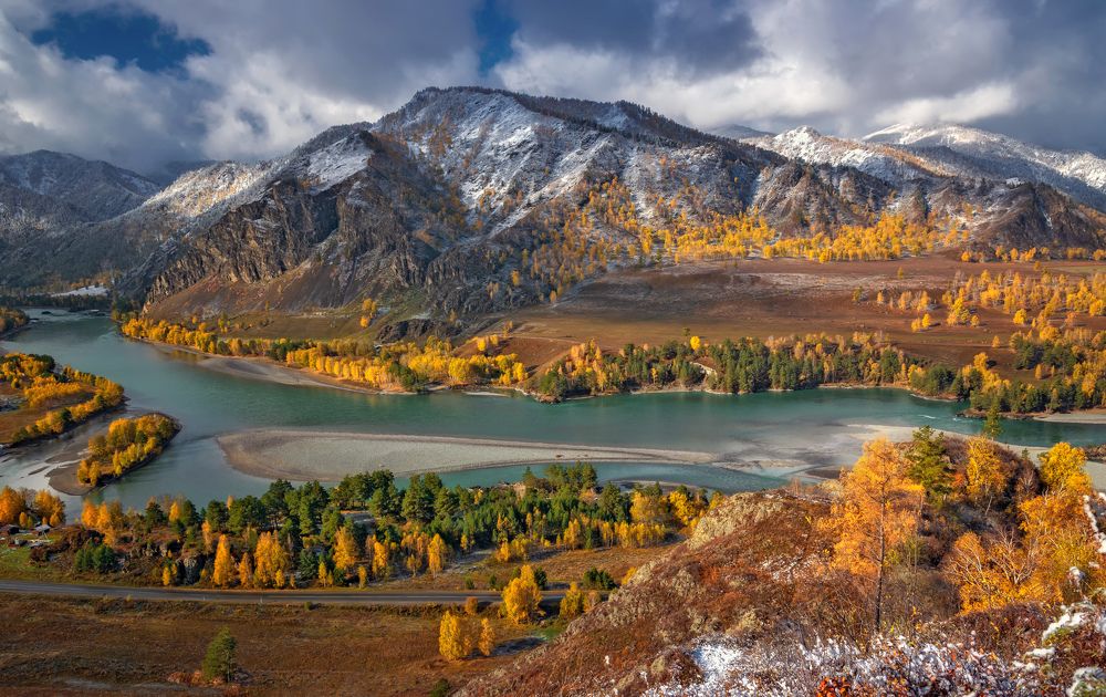 Над долиной плывут облака...