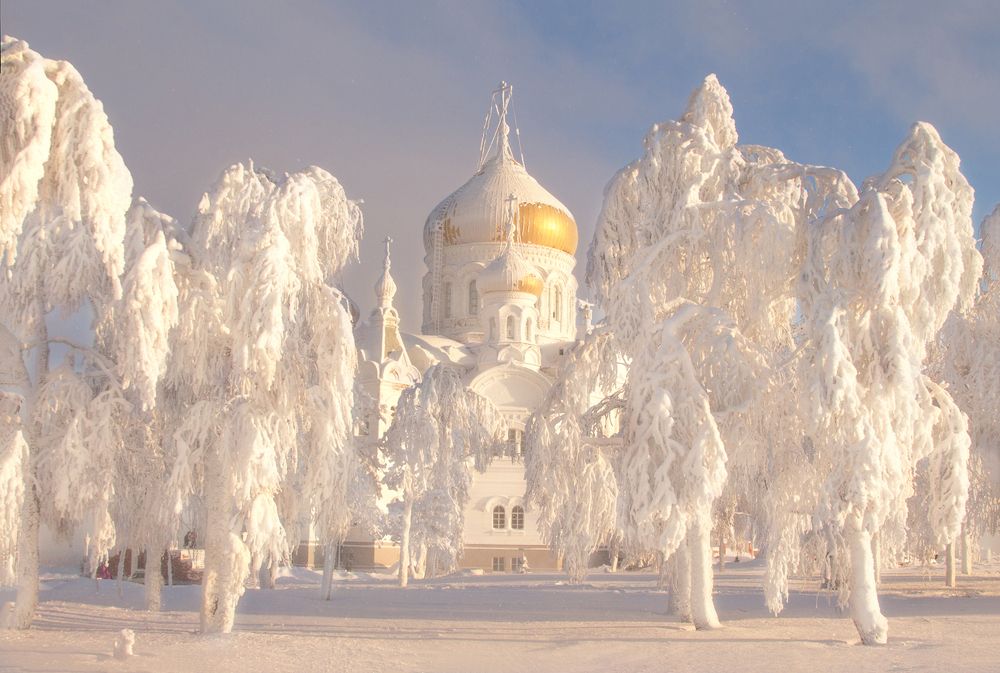 Белым пламенем объят...