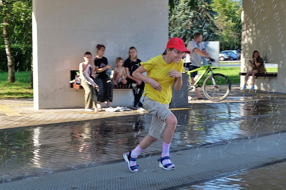 Под фонтаном