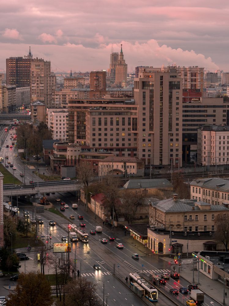 Хмурый рассвет. Москва