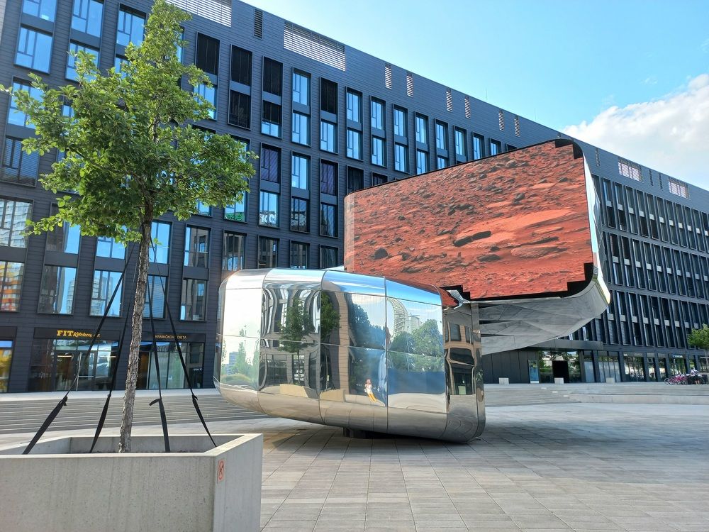 Moving geometrical figures in Prague modern district