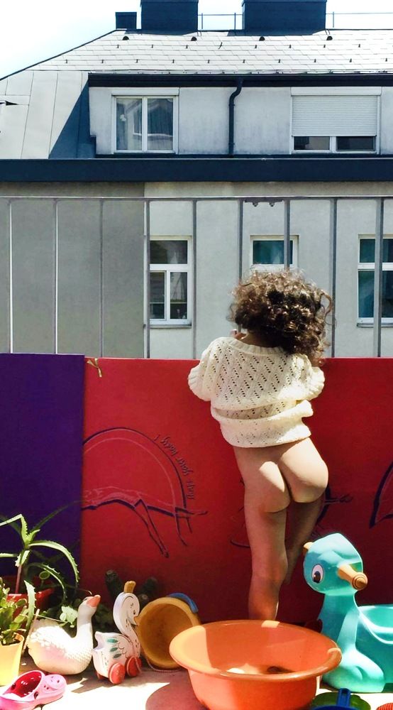 Девочка в балконе