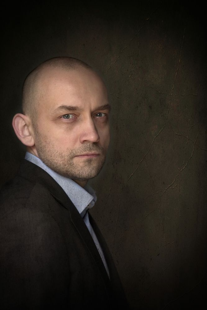 Мужской портрет в классическом костюме (Portrait of a man in a classic suit)