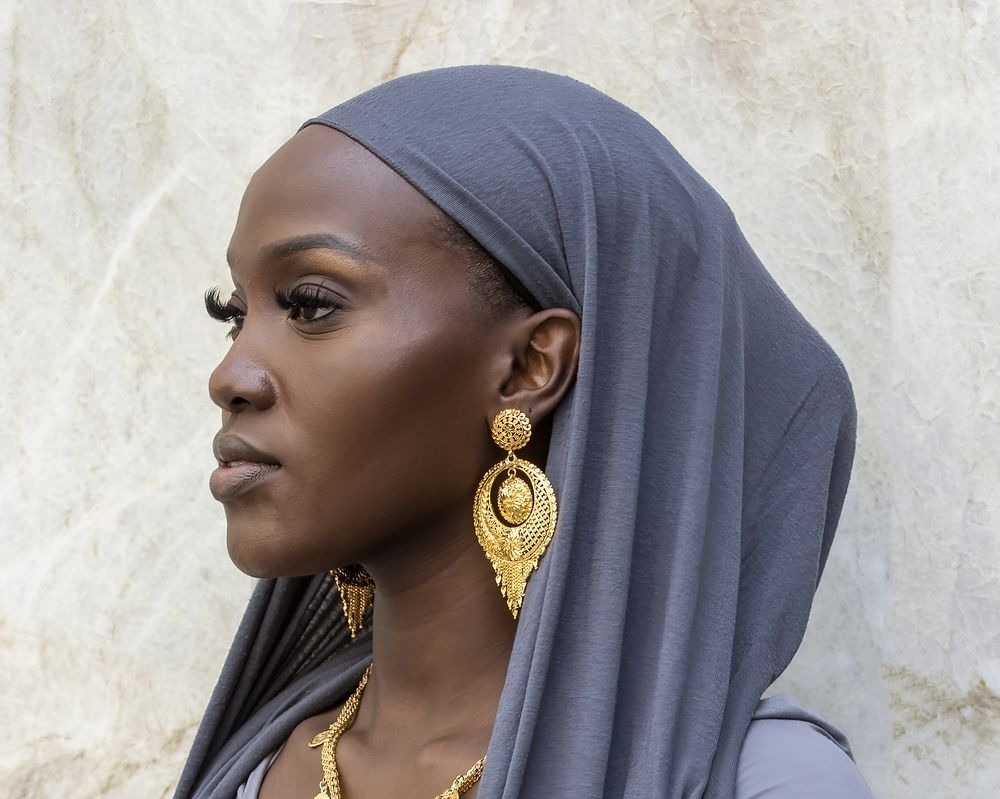 Nuria looking to the side