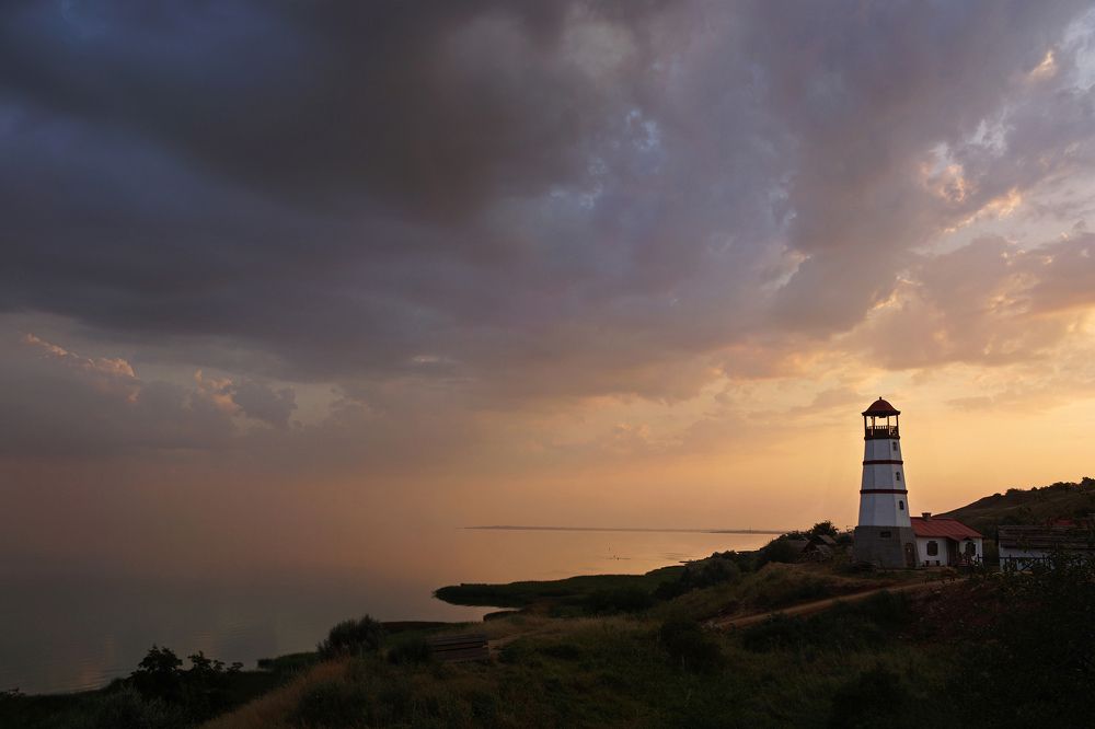 Закат и маяк