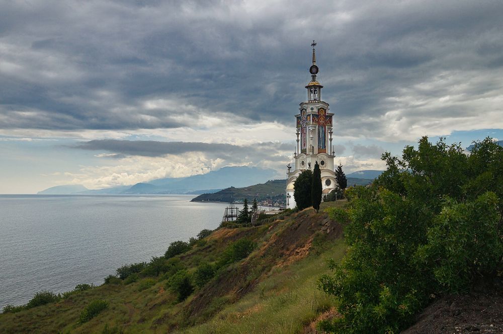 Храм-маяк в п. Малореченское (Крым)