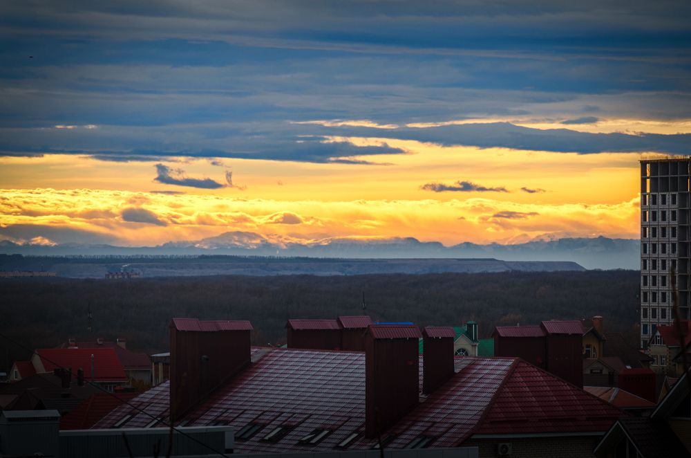 Вид из окна на Кавказские горы.