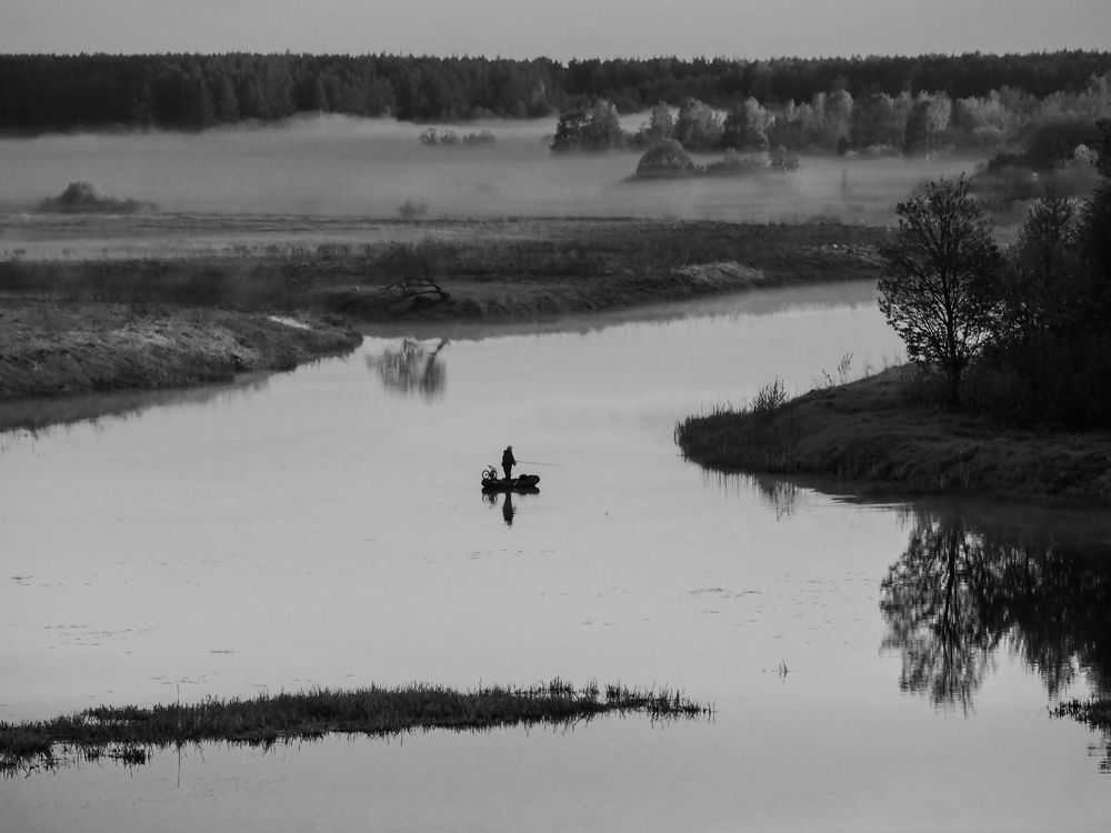 Одинокий рыбак