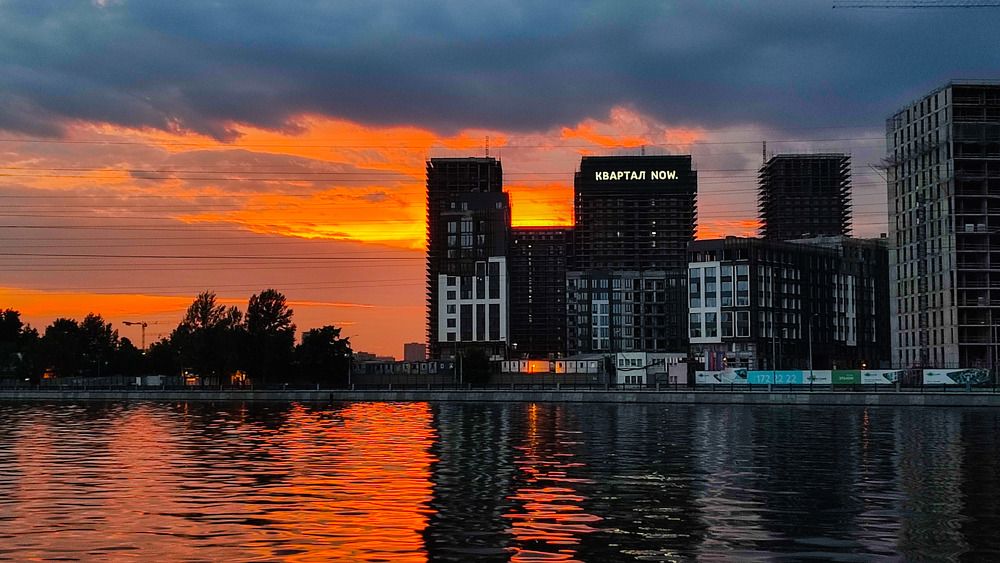 Городской закат на набережной