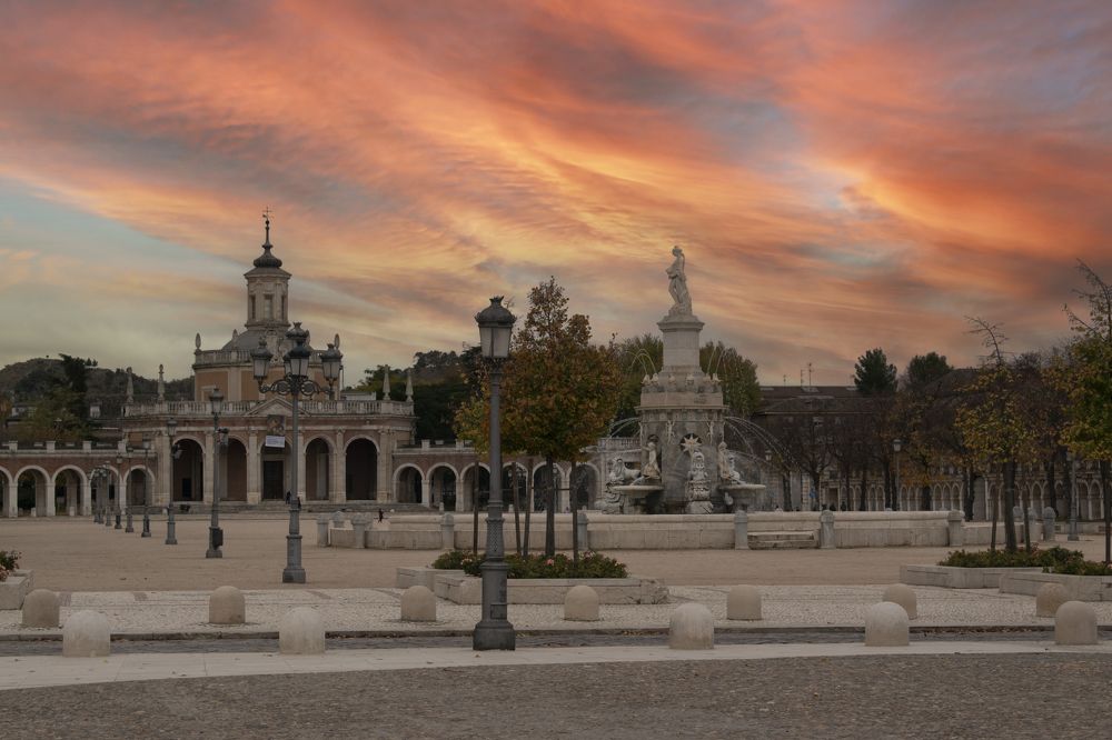Plaza de San Antonio y Mariblanca. San Antonio Square and Mariblanca Fountain