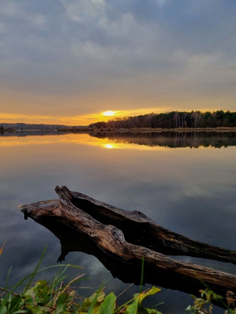 Неподвижная гладь озера Каррас