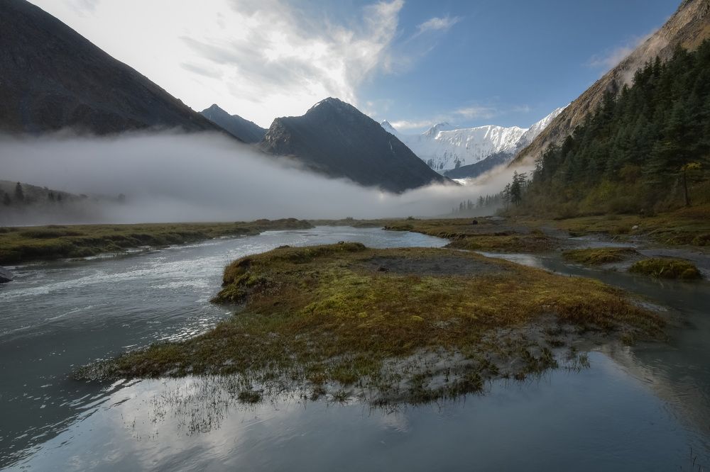 Утренний туман в горах Алтая