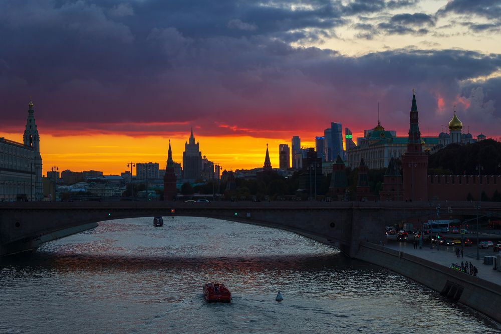 Очарованная закатом Москва...