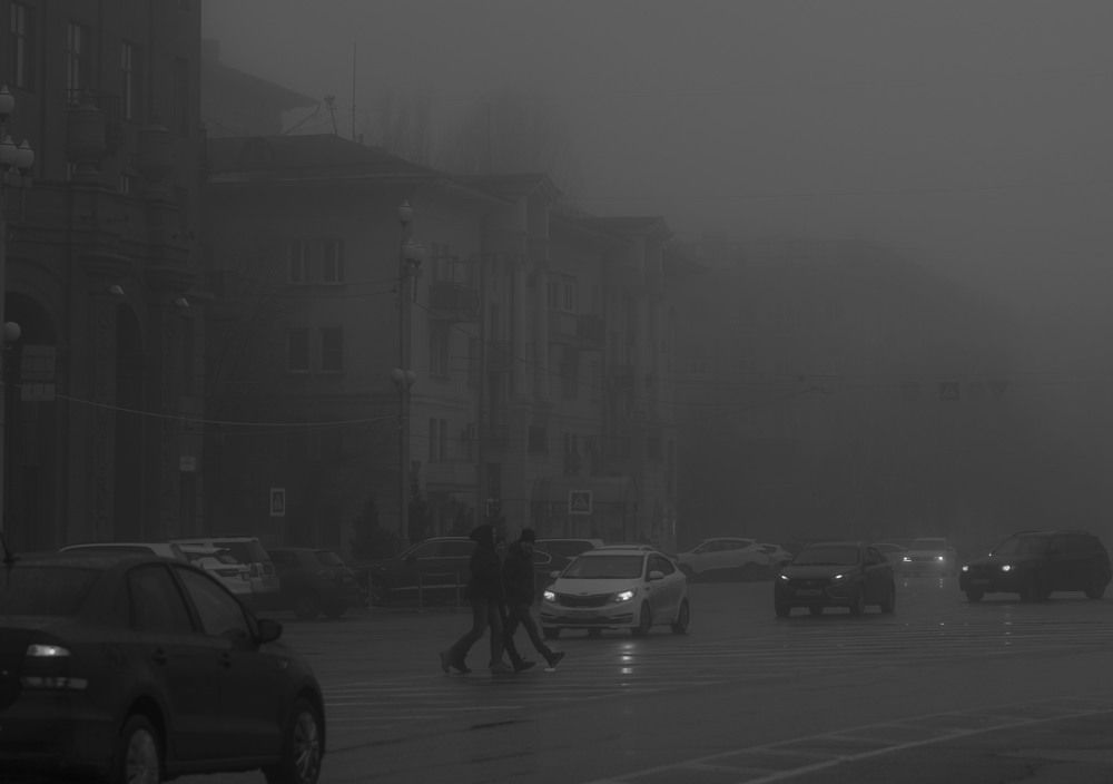 Туманный полдень городской площади