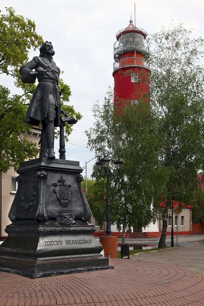 Памятник Петру Великому и маяк в Балтийске