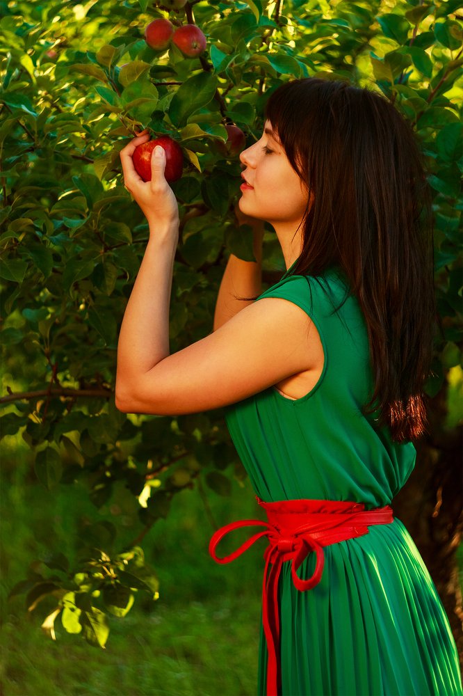 Девушка с яблоком