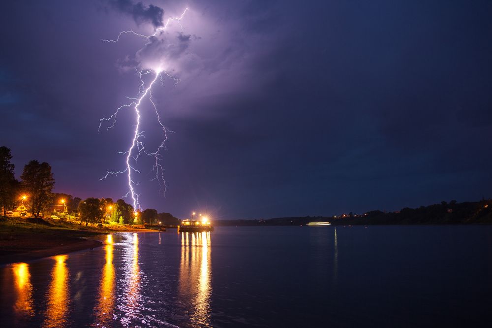 Ночная гроза за причалом