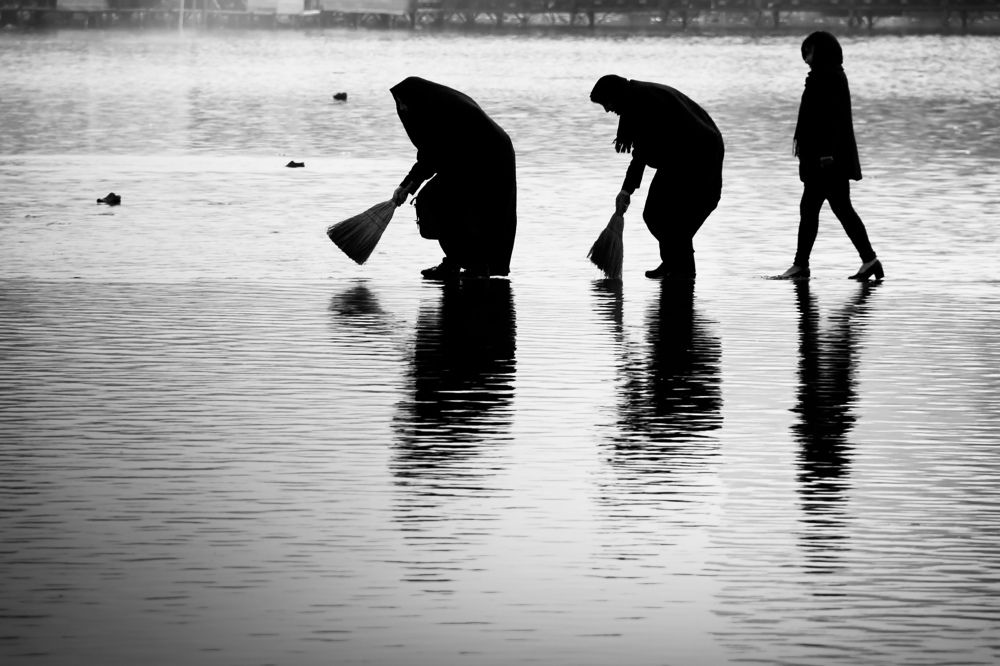 Fortune-telling ceremony on the water !