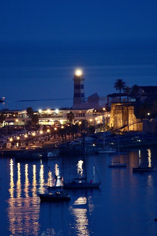 Маяк Санта-Марта расположен к югу от центра Кашкайша, район Лиссабон, Португалия