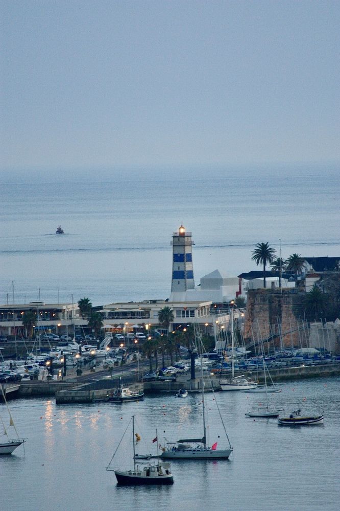 Маяк Санта-Марта расположен к югу от центра Кашкайша, район Лиссабон, Португалия