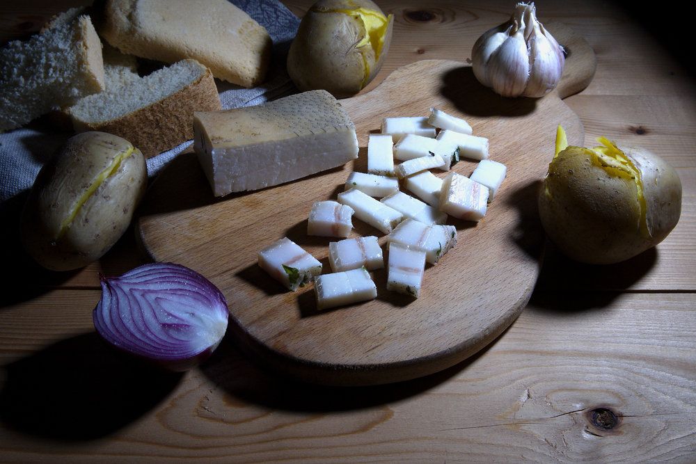 Свиной шпик с картошкой к вечерней трапезе / Pork bacon with potatoes for an evening meal