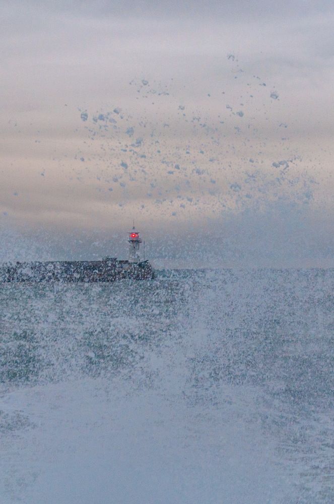 Сквозь брызги волн
