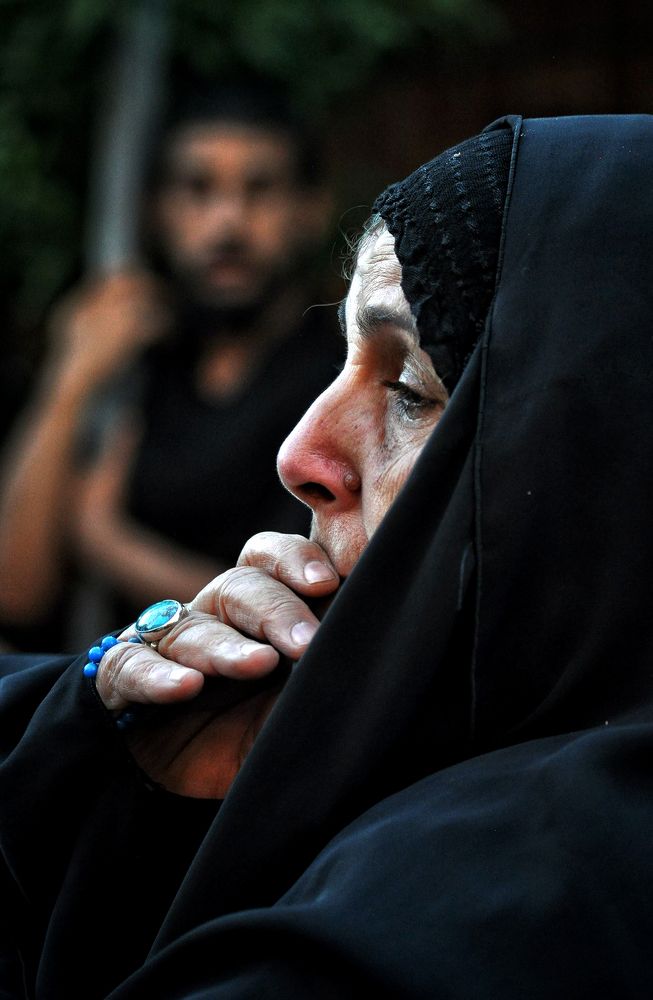 It was a rainy night and the ground was muddy. I went to you while leaning against the walls. I was looking for you but I couldn't find you