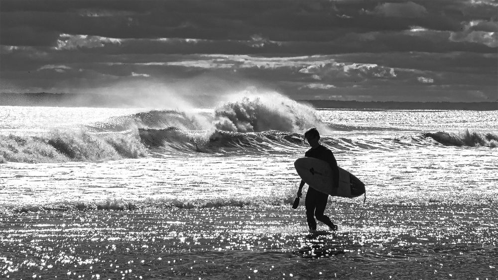 в полосе прибоя