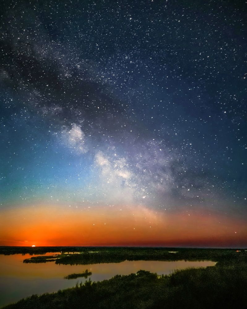 Восход луны под Млечным путем.